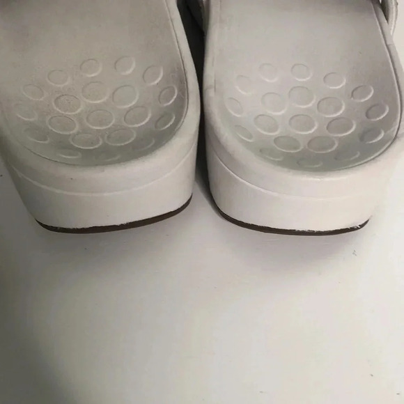 VIONIC White Flip Flops - Picture 4 of 5